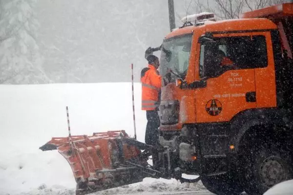 Bolu Dağı'nda kar yağışı devam ediyor Bolu Dağı'nda kar yağışı devam ediyor