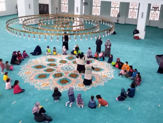 Camiler çocuklarla çiçek açtı Camiler çocuklarla çiçek açtı