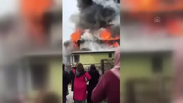 Son dakika haberi: Çatıda başlayan ve binayı saran yangın itfaiye ekiplerince söndürüldü Son dakika haberi: Çatıda başlayan ve binayı saran yangın itfaiye ekiplerince söndürüldü