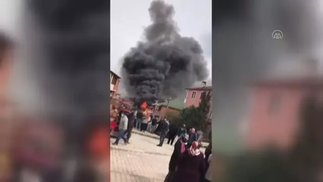 Son dakika haberi: Çatıda başlayan ve binayı saran yangın itfaiye ekiplerince söndürüldü Son dakika haberi: Çatıda başlayan ve binayı saran yangın itfaiye ekiplerince söndürüldü