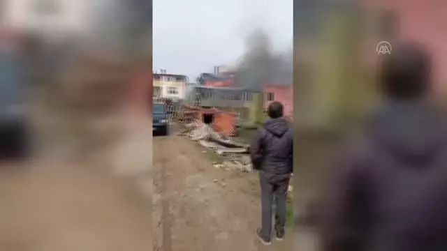 Son dakika haberi: Çatıda başlayan ve binayı saran yangın itfaiye ekiplerince söndürüldü Son dakika haberi: Çatıda başlayan ve binayı saran yangın itfaiye ekiplerince söndürüldü