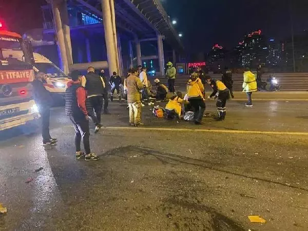 D100 KARAYOLU'NDA TRAFİK KAZASI OTOMOBİLDEN FIRLAYAN 1'İ KADIN 2 KİŞİ YARALI D100 KARAYOLU'NDA TRAFİK KAZASI OTOMOBİLDEN FIRLAYAN 1'İ KADIN 2 KİŞİ YARALI
