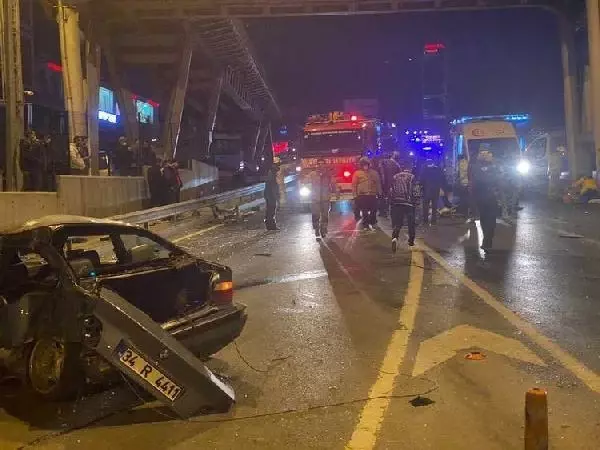 D100 KARAYOLU'NDA TRAFİK KAZASI OTOMOBİLDEN FIRLAYAN 1'İ KADIN 2 KİŞİ YARALI D100 KARAYOLU'NDA TRAFİK KAZASI OTOMOBİLDEN FIRLAYAN 1'İ KADIN 2 KİŞİ YARALI