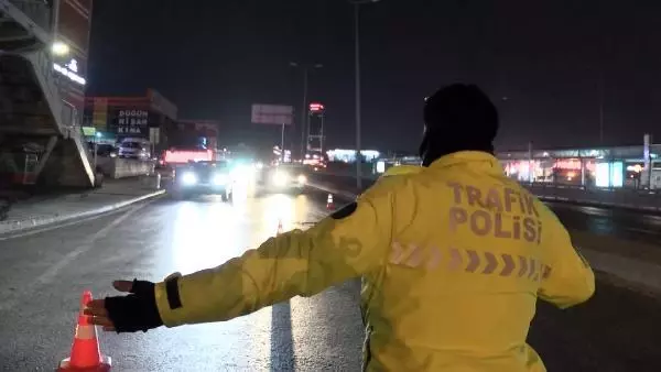 D100 KARAYOLU'NDA TRAFİK KAZASI OTOMOBİLDEN FIRLAYAN 1'İ KADIN 2 KİŞİ YARALI D100 KARAYOLU'NDA TRAFİK KAZASI OTOMOBİLDEN FIRLAYAN 1'İ KADIN 2 KİŞİ YARALI