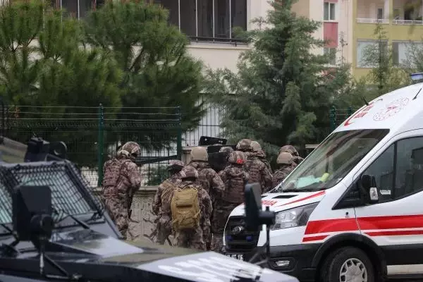 Diyarbakır'da evde alıkonulanları kurtarma operasyonu Diyarbakır'da evde alıkonulanları kurtarma operasyonu