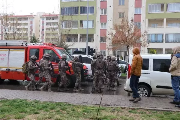 Diyarbakır'da evde alıkonulanları kurtarma operasyonu Diyarbakır'da evde alıkonulanları kurtarma operasyonu