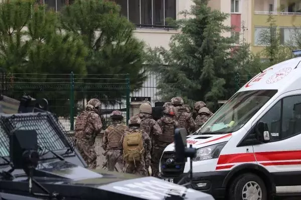 Diyarbakır'da evde alıkonulanları kurtarma operasyonu Diyarbakır'da evde alıkonulanları kurtarma operasyonu