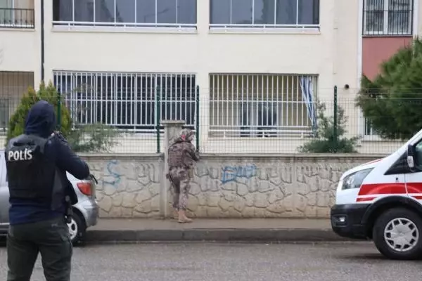 Diyarbakır'da evde alıkonulanları kurtarma operasyonu Diyarbakır'da evde alıkonulanları kurtarma operasyonu