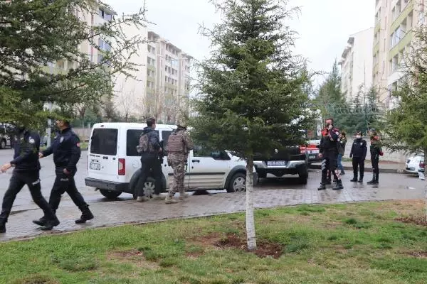 Son dakika haberleri! Diyarbakır'da evde alıkonulanları kurtarma operasyonu (2) Son dakika haberleri! Diyarbakır'da evde alıkonulanları kurtarma operasyonu (2)