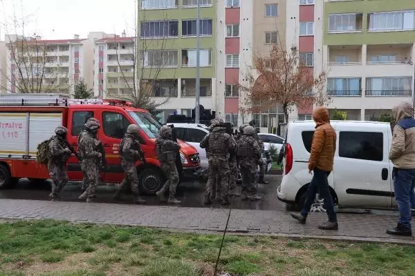 Diyarbakır'da evde alıkonulanları kurtarma operasyonu Diyarbakır'da evde alıkonulanları kurtarma operasyonu