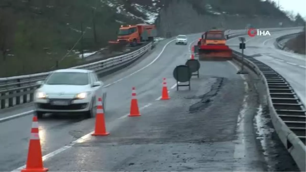 Düzce - Akçakoca karayolunda göçme meydana geldi