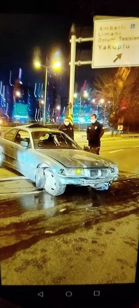 E-5'te seyir halinde olan otomobil direğe çarpıp takla attı: 2 yaralı E-5'te seyir halinde olan otomobil direğe çarpıp takla attı: 2 yaralı