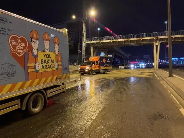 E-5'te seyir halinde olan otomobil direğe çarpıp takla attı: 2 yaralı E-5'te seyir halinde olan otomobil direğe çarpıp takla attı: 2 yaralı