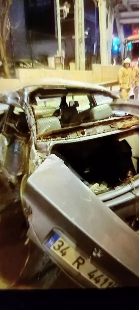 E-5'te seyir halinde olan otomobil direğe çarpıp takla attı: 2 yaralı E-5'te seyir halinde olan otomobil direğe çarpıp takla attı: 2 yaralı