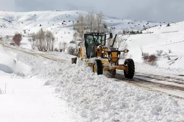 Erzincan'da kar ve tipiden 102 köy yolu ulaşıma kapandı Erzincan'da kar ve tipiden 102 köy yolu ulaşıma kapandı