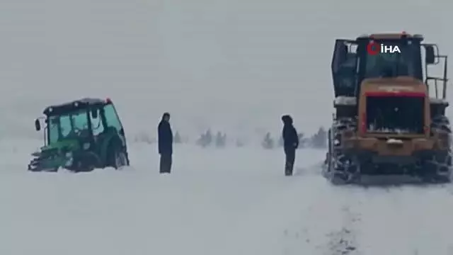 Erzincan'da kar ve tipiden 102 köy yolu ulaşıma kapandı Erzincan'da kar ve tipiden 102 köy yolu ulaşıma kapandı