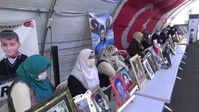 Evlat nöbetindeki baba Salih Gökçe: 'Ya ölüm ya istiklal, çocuğumu almadan buradan gitmem' Evlat nöbetindeki baba Salih Gökçe: 'Ya ölüm ya istiklal, çocuğumu almadan buradan gitmem'