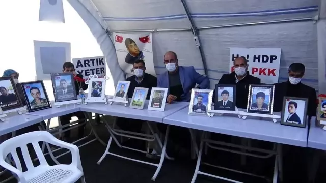 Evlat nöbetindeki baba Salih Gökçe: 'Ya ölüm ya istiklal, çocuğumu almadan buradan gitmem' Evlat nöbetindeki baba Salih Gökçe: 'Ya ölüm ya istiklal, çocuğumu almadan buradan gitmem'