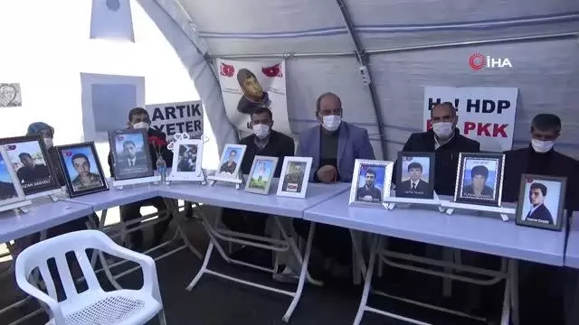 Evlat nöbetindeki baba Salih Gökçe: 'Ya ölüm ya istiklal, çocuğumu almadan buradan gitmem' Evlat nöbetindeki baba Salih Gökçe: 'Ya ölüm ya istiklal, çocuğumu almadan buradan gitmem'