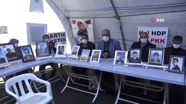 Evlat nöbetindeki baba Salih Gökçe: 'Ya ölüm ya istiklal, çocuğumu almadan buradan gitmem' Evlat nöbetindeki baba Salih Gökçe: 'Ya ölüm ya istiklal, çocuğumu almadan buradan gitmem'