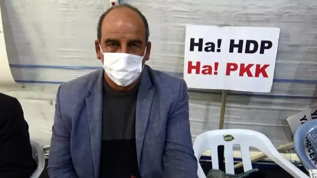 Evlat nöbetindeki baba Salih Gökçe: 'Ya ölüm ya istiklal, çocuğumu almadan buradan gitmem' Evlat nöbetindeki baba Salih Gökçe: 'Ya ölüm ya istiklal, çocuğumu almadan buradan gitmem'