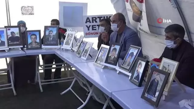Evlat nöbetindeki baba Salih Gökçe: 'Ya ölüm ya istiklal, çocuğumu almadan buradan gitmem' Evlat nöbetindeki baba Salih Gökçe: 'Ya ölüm ya istiklal, çocuğumu almadan buradan gitmem'