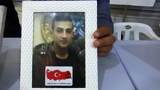 Evlat nöbetindeki baba Salih Gökçe: 'Ya ölüm ya istiklal, çocuğumu almadan buradan gitmem' Evlat nöbetindeki baba Salih Gökçe: 'Ya ölüm ya istiklal, çocuğumu almadan buradan gitmem'