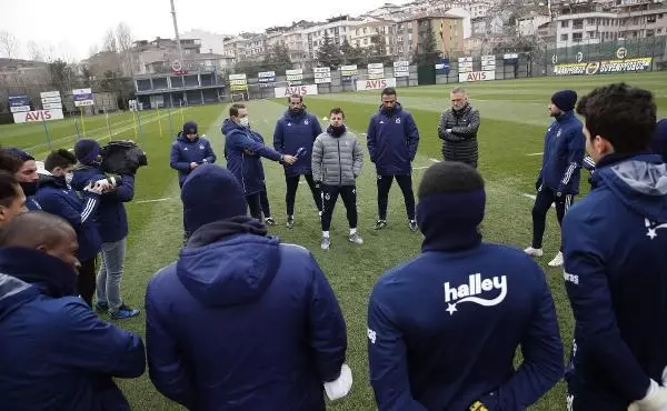Fenerbahçe'de Emre Belözoğlu ilk antrenmanına çıktı Fenerbahçe'de Emre Belözoğlu ilk antrenmanına çıktı