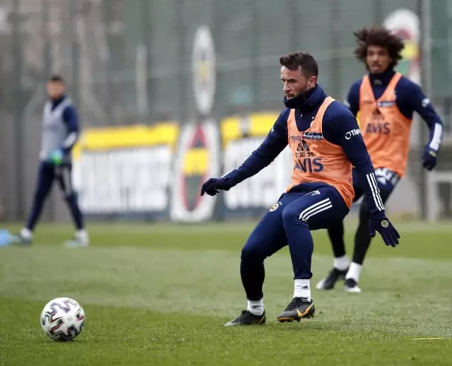 Fenerbahçe'de Emre Belözoğlu ilk antrenmanına çıktı Fenerbahçe'de Emre Belözoğlu ilk antrenmanına çıktı