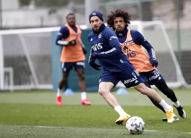 Fenerbahçe'de Emre Belözoğlu ilk antrenmanına çıktı Fenerbahçe'de Emre Belözoğlu ilk antrenmanına çıktı