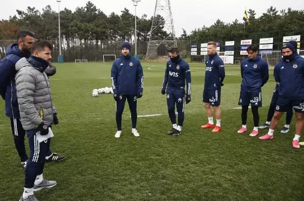 Fenerbahçe'de Emre Belözoğlu ilk antrenmanına çıktı Fenerbahçe'de Emre Belözoğlu ilk antrenmanına çıktı
