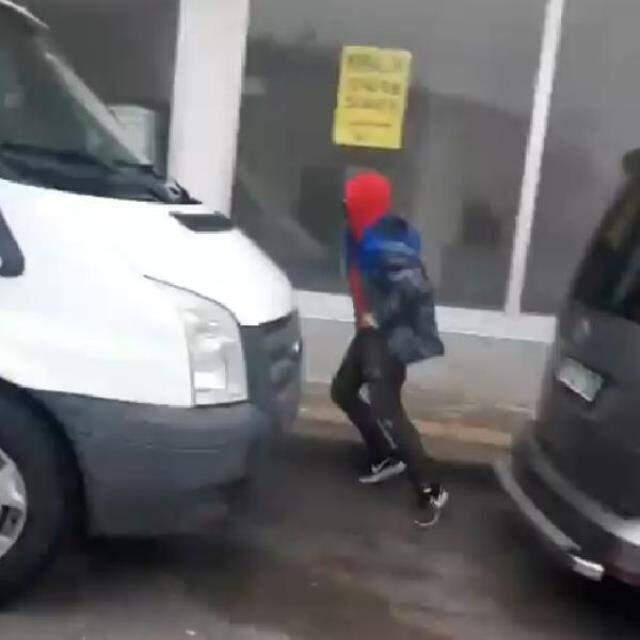 Genç kızın görüntülediği taciz şüphelisi mavi montundan tespit edilip yakalandı