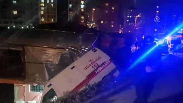 Hasta taşıyan ambulans kaza yaptı Hasta taşıyan ambulans kaza yaptı