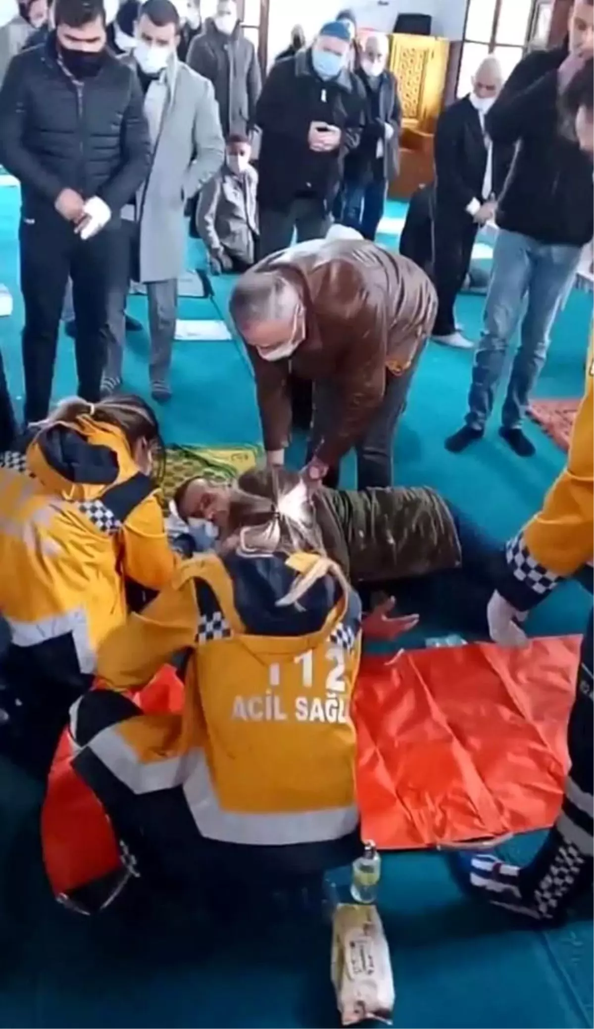 Hutbeyi dinlediği esnada kanlar içerisinde yere yığıldı