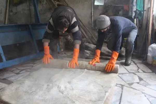 İki kardeş, atalarından öğrendiği keçeciliği sürdürüyor İki kardeş, atalarından öğrendiği keçeciliği sürdürüyor
