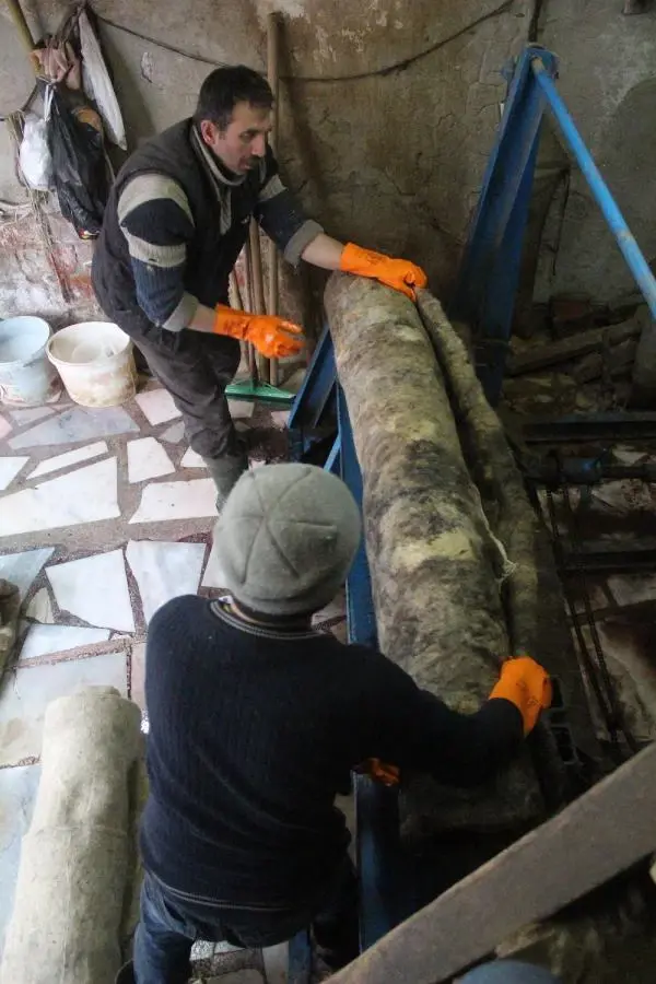 İki kardeş, atalarından öğrendiği keçeciliği sürdürüyor İki kardeş, atalarından öğrendiği keçeciliği sürdürüyor