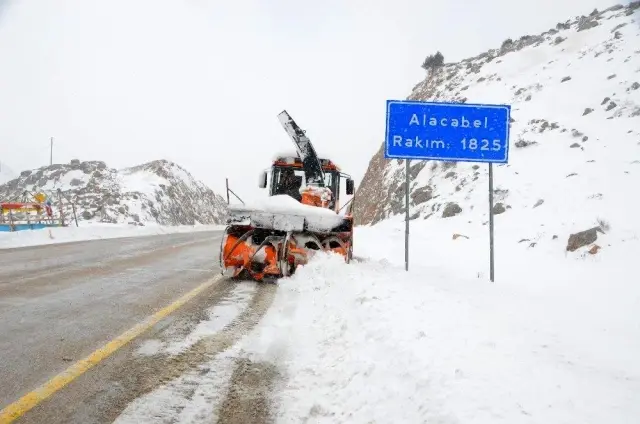 Kar kılınlığının 1 metreye ulaştığı Antalya-Konya karayolunda kartpostallık görüntüler Kar kılınlığının 1 metreye ulaştığı Antalya-Konya karayolunda kartpostallık görüntüler