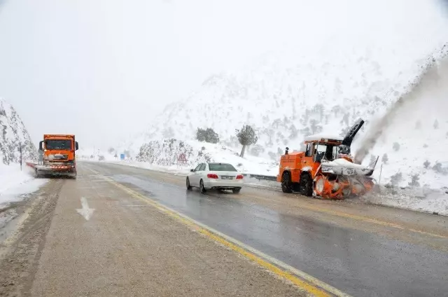 Kar kılınlığının 1 metreye ulaştığı Antalya-Konya karayolunda kartpostallık görüntüler Kar kılınlığının 1 metreye ulaştığı Antalya-Konya karayolunda kartpostallık görüntüler