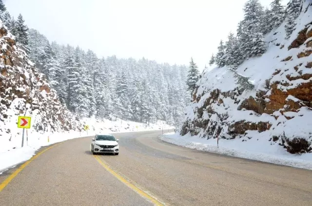Kar kılınlığının 1 metreye ulaştığı Antalya-Konya karayolunda kartpostallık görüntüler Kar kılınlığının 1 metreye ulaştığı Antalya-Konya karayolunda kartpostallık görüntüler