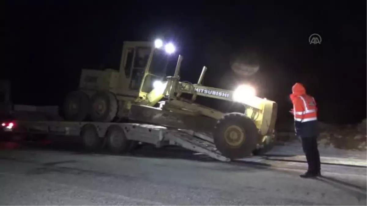 Kar nedeniyle aracıyla yolda mahsur kalan kişi kurtarıldı