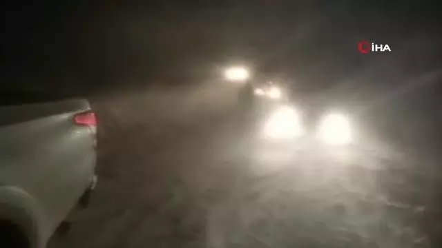 Kar ve tipi nedeniyle yolda mahsur kaldılar Kar ve tipi nedeniyle yolda mahsur kaldılar