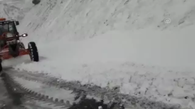 Kardan kapanan 3 köy yolu ulaşıma açıldı Kardan kapanan 3 köy yolu ulaşıma açıldı