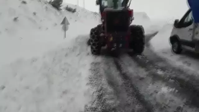 Kardan kapanan 3 köy yolu ulaşıma açıldı Kardan kapanan 3 köy yolu ulaşıma açıldı