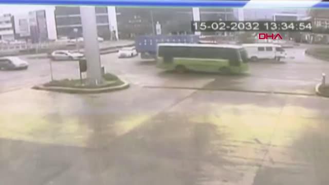 kocaeli kamyonun carptigi minibusun orta refu 14022806 o