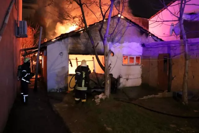 Komşusuna gitti, evi alev alev yandı Komşusuna gitti, evi alev alev yandı