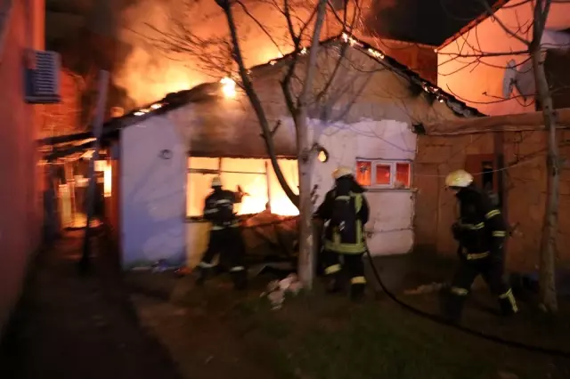 Komşusuna gitti, evi alev alev yandı Komşusuna gitti, evi alev alev yandı