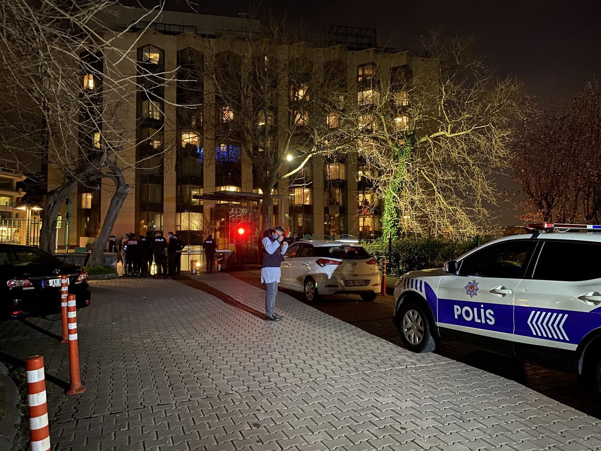 Lobide tanıştığı 3 kadınla odasına çıkan Azeri iş insanı, tabanca ile başına ateş etti