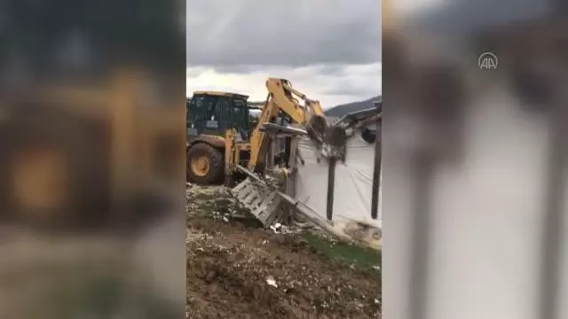 Mahalle sakinleri ile belediye ekipleri arasında yıkım gerginliği yaşandı Mahalle sakinleri ile belediye ekipleri arasında yıkım gerginliği yaşandı