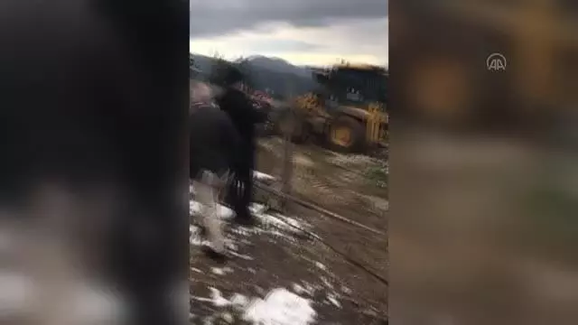 Mahalle sakinleri ile belediye ekipleri arasında yıkım gerginliği yaşandı Mahalle sakinleri ile belediye ekipleri arasında yıkım gerginliği yaşandı