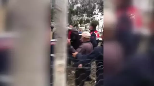 Mahalle sakinleri ile belediye ekipleri arasında yıkım gerginliği yaşandı Mahalle sakinleri ile belediye ekipleri arasında yıkım gerginliği yaşandı